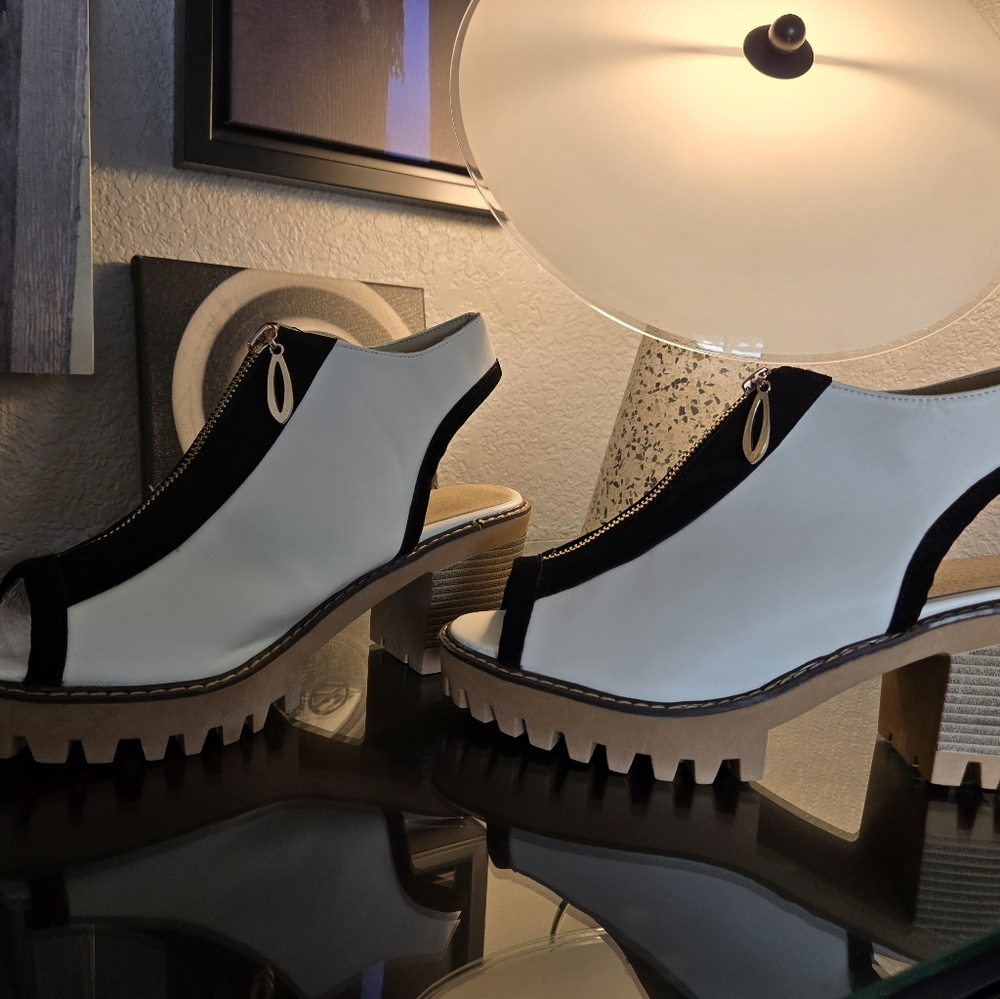 Black & White Zip-front Sandal size 10 S100